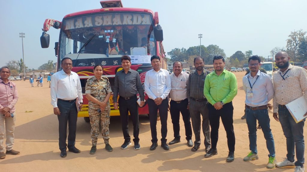 मतदान दल रवाना2