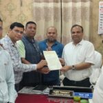 शिक्षक सर्व हित मुद्दों को लेकर फेडरेशन के जिला अध्यक्ष अध्यक्ष सुनील पांडेय शिक्षा अधिकारी को दिया ज्ञापन! 