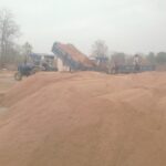 जिला कार्यालय के पास अवैध रेत-मिट्टी का बना अड्डा! सड़क निर्माण की आड़ में खुला खेल नियमों को ताक पर रखकर रेत भंडारण और मिट्टी उत्खनन, प्रशासन की चुप्पी पर उठे सवाल।