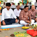 कृषि मंत्री नेताम ने मिट्टी एवं बीजों की पूजा की और ट्रैक्टर चलाकर बीजों की बुआई की…..