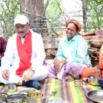 निर्माणाधीन पंचायत भवन के निरीक्षण के दौरान मुख्यमंत्री को श्रमिकों ने दिया भोजन का न्यौता : साथ बैठकर खाया बोरे बासी और आमा चटनी….