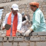 निर्माण स्थल पर मुख्यमंत्री विष्णुदेव साय का श्रमदान : श्रमिक बहनों के साथ की ईंट जोड़ाई…..