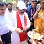 एक ग्रामीण का न्योता, मुख्यमंत्री का अपनापन – प्रधानमंत्री आवास से साकार हुआ सपना, मुख्यमंत्री ने कराया गृह प्रवेश…..