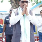 गांव की चौपाल में दिखी मुख्यमंत्री की सादगी और संवेदनशीलता, पीपल के पेड़ तले खाट पर बैठकर ग्रामीणों से किया सीधा संवाद: समस्याएं सुनीं और मौके पर दिए समाधान के निर्देश…..