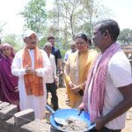कच्ची झोपड़ी से पक्के घर तक का सपना हो रहा साकार, मुख्यमंत्री ने ईंट जोड़कर किया श्रमदान : भैंसामुड़ा में पीएम आवास निर्माण का किया औचक अवलोकन….