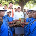 सुशासन तिहार: सरोधी में महिला स्व सहायता समूह ने मुख्यमंत्री को भेंट की स्थानीय उत्पादों की टोकरी….