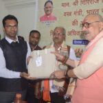 रेशम, खादी और हथकरघा क्षेत्र को नई दिशा: केंद्रीय वस्त्र मंत्री गिरिराज सिंह ने दिए महत्वपूर्ण निर्देश  बुनकरों और शिल्पियों की आय बढ़ाने के लिए डिजाइन प्रशिक्षण एवं नवाचार पर जोर  उद्यमियों को 5 लाख रुपये तक वार्षिक आय दिलाने विशेष कार्ययोजना बनाने के निर्देश।