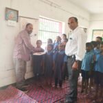 प्रथम दिवस बच्चों का गुलाल से स्वागत टॉफी देकर कराया मुँह मीठा।