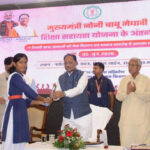मुख्यमंत्री विष्णुदेव साय के हाथों मेधावी छात्रा को मिली 2 लाख रुपये की सहायता…..