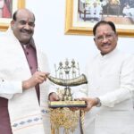 लोकसभा अध्यक्ष ओम बिरला ने मुख्यमंत्री विष्णु देव साय से की सौजन्य भेंट…..
