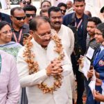 तेंदूपत्ते से समृद्धि, तीखुर से आत्मनिर्भरता : बड़ेकनेरा में वनाधारित आजीविका का सशक्त मॉडल बना प्रेरणा, मुख्यमंत्री विष्णुदेव साय ने हितग्राहियों से की आत्मीय मुलाकात, ‘एक पेड़ मां के नाम’ अभियान के तहत किया पौधरोपण….
