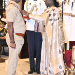 वित्त मंत्री ओपी चौधरी ने शौर्य चक्र से सम्मानित छत्तीसगढ़ पुलिस के जांबाज अधिकारियों को दी बधाई…..