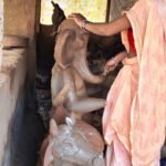 गणपति बप्पा की मिट्टी की प्रतिमा बनाकर बस्तर की महिलाओं ने हुनर से कमाए 1.80 लाख रुपए…..